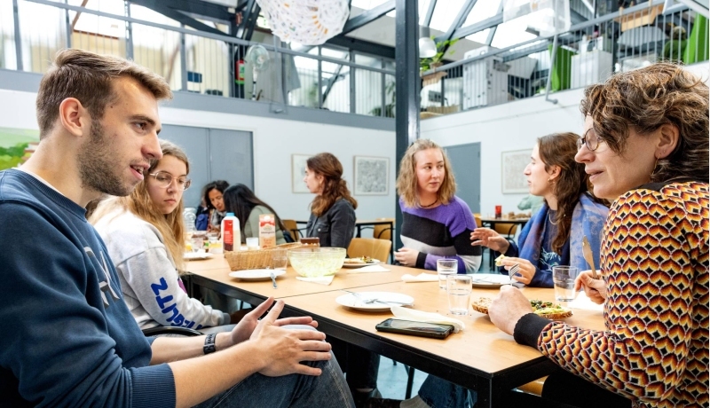 Studenten IPL organiseren een lunch met samenwerkingspartners. Daarna verzorgen ze tussenpresentaties aan hun opdrachtgevers uit de wijk Spijkerkwartier in Arnhem.