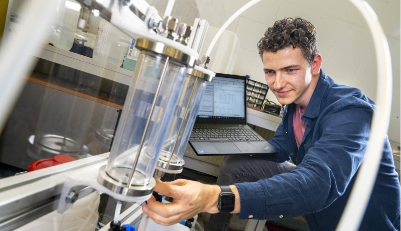 Student doet onderzoek naar waterstof