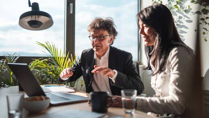 Financieel adviseur geeft integraal advies aan cliënt op een kantoor