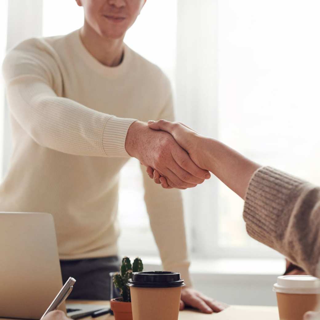 Stockfoto van twee personen die elkaar de hand schudden