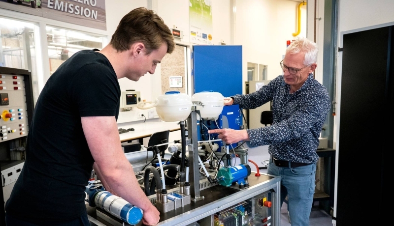 Een automotive docent en student werken samen aan de waterstoftafel.