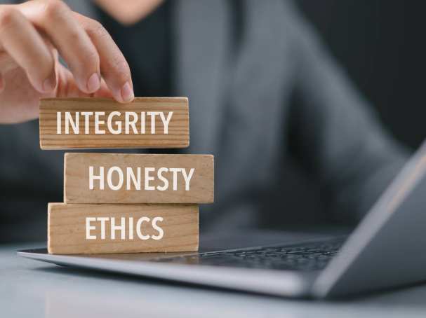 Houten blokjes met de volgende opschriften: integrity, honesty, ethics.