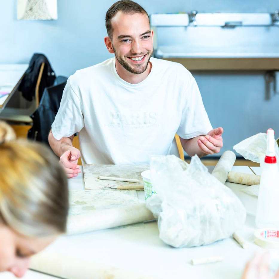 Mannelijke student HAN Social Work in het college creatief vak Arbeid.