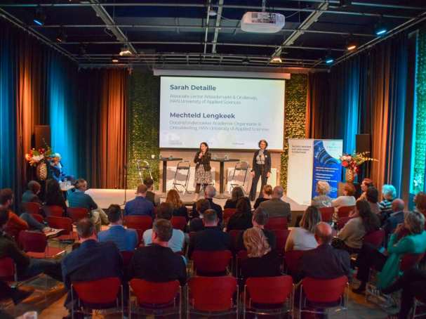 Sarah Detaille en Mechteld Lengkeek van het lectoraat Human Capital innovations bij de slotbijeenkomst van het project Leercultuur MKB.