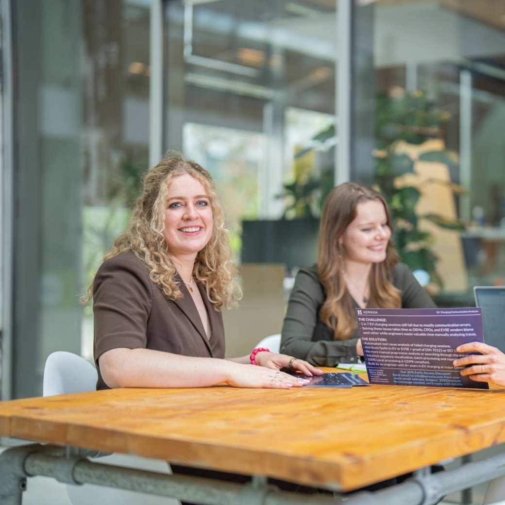 Studenten van de master Duurzaamheidstransities aan tafel samenwerken.