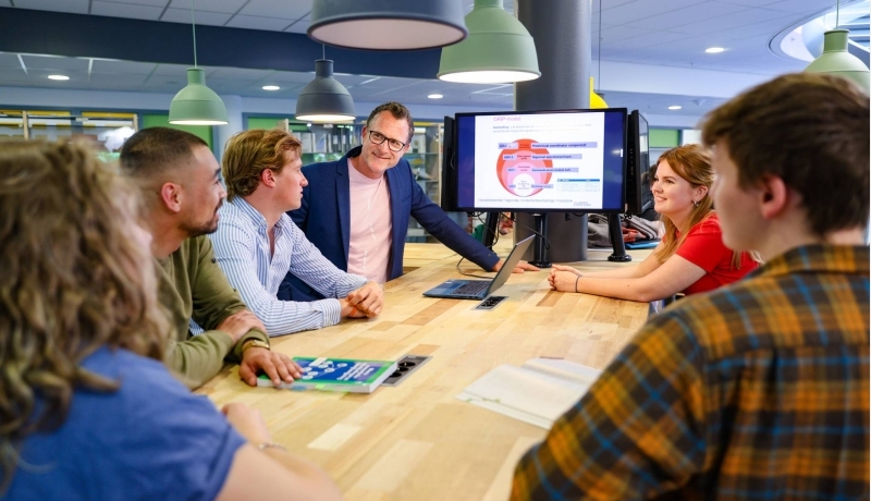 Facility Management, foto 7994, docent geeft uitleg aan studenten, les