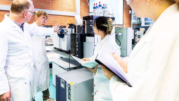 Docent laat nieuwe apparatuur zien in het lab