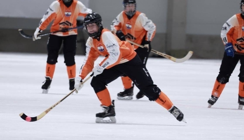 Bandy speler Claire Prinsen op het WK in maart 2022. Student logopedie in actie