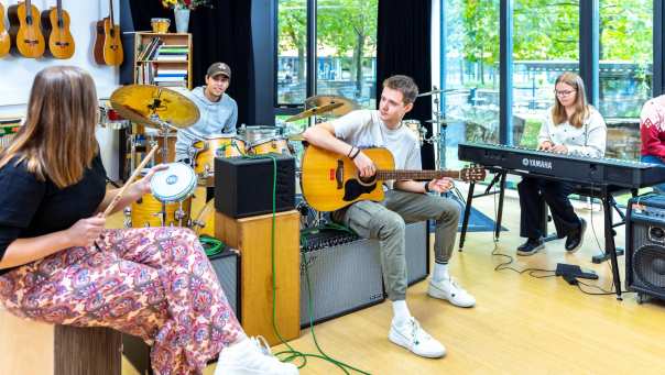 Een foto van studenten HAN Social Work die samen muziek maken tijdens het creatieve vak muziek.