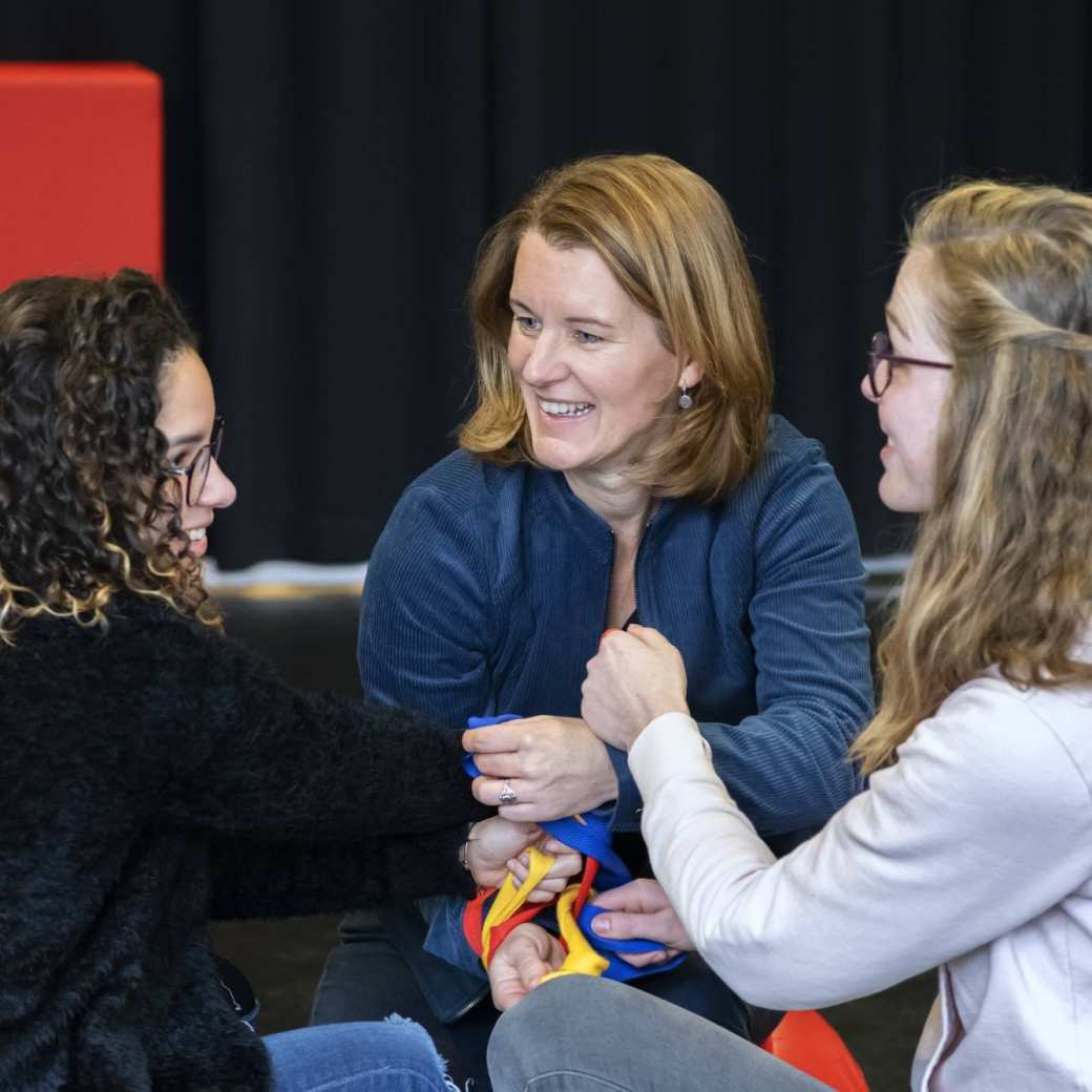 Studenten Master Vaktherapie - Psyschomotorische Therapie - oefenen met een lint met een docent.