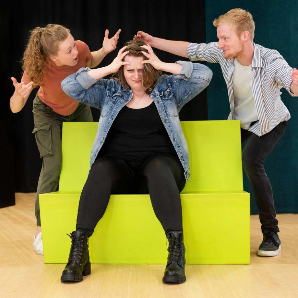 Drie studenten Vaktherapie tonen emoties tijdens dramales
