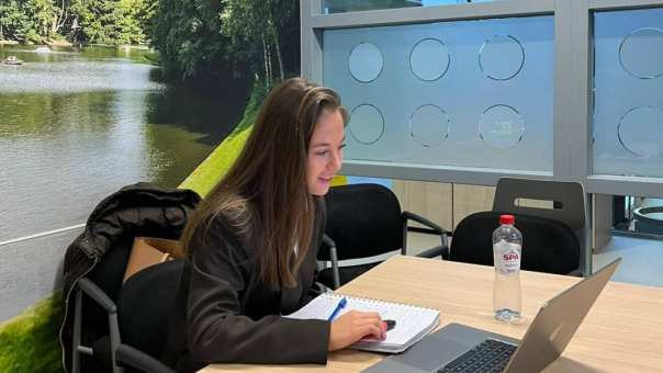 Isabelle de Back, HAN studente en lid van het HAN Sales Team, succesvol tijdens eerste editie European Online Business Negotiation Competition.