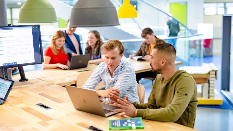 Twee studenten bezig met data science achter de laptop