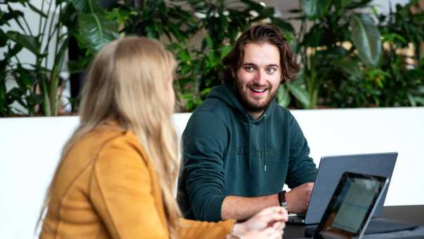 Kapittelweg 33 Nijmegen Ergotherapie studeren hbo opleiding studenten samen laptop