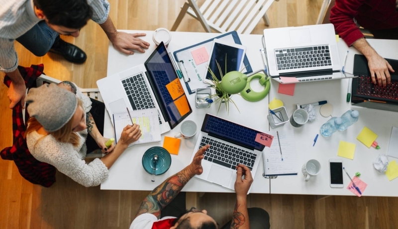 studiecluster, cluster communicatie, studenten studeren achter laptop met elkaar aan een tafel, 2021