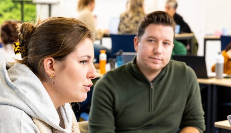 AMM LLO studente Lot licht iets toe aan medestudenten