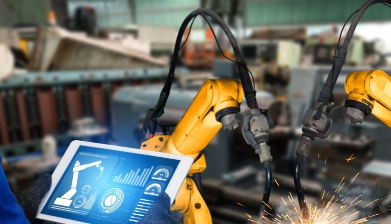 Medewerker werkt op tablet met robots / robotics