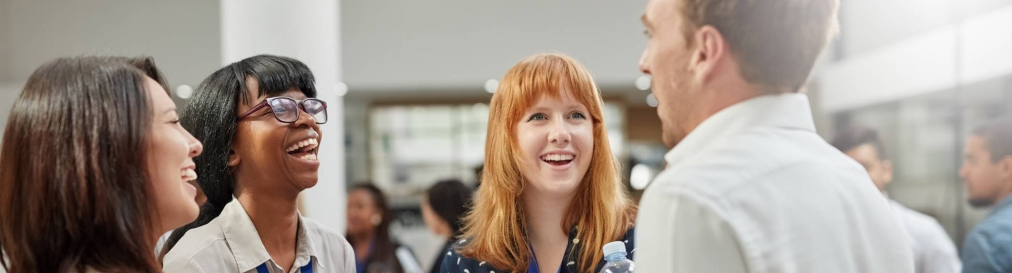 Alumni in gesprek tijdens de alumnibijeenkomst