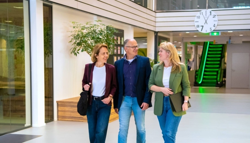Deelnemers van de cursus Leren en Wergeluk in Organisaties wandelen door het HAN-gebouw