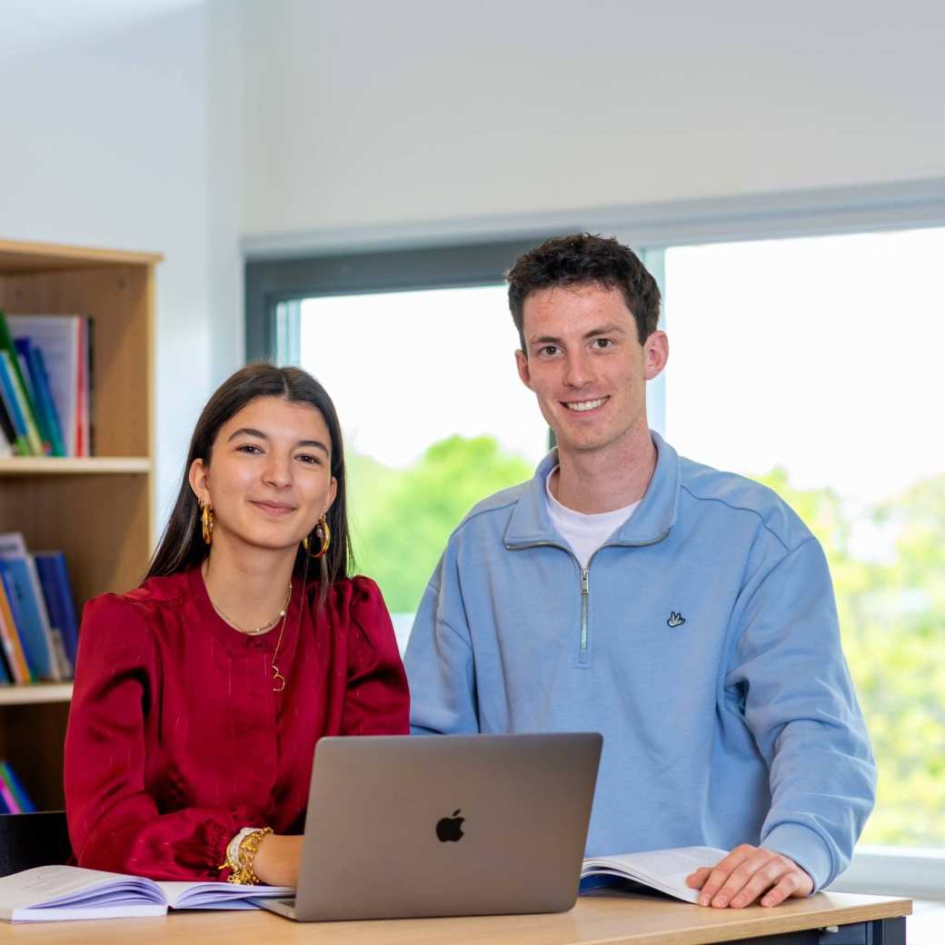 Twee studenten van hbo Toegepaste Psychologie zijn aan het werk op de HAN in Nijmegen