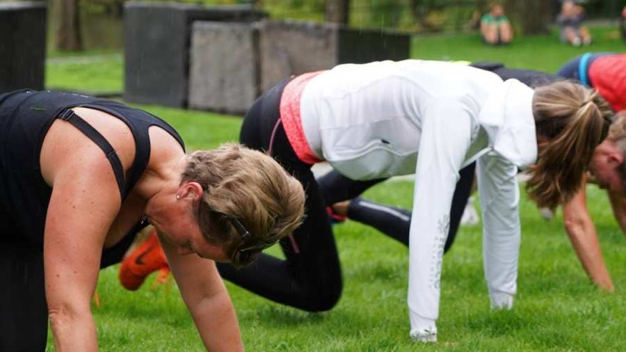 buiten sporten op gras in groep