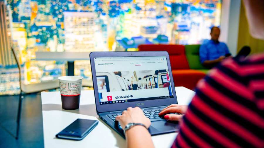achter laptop met study abroad pagina