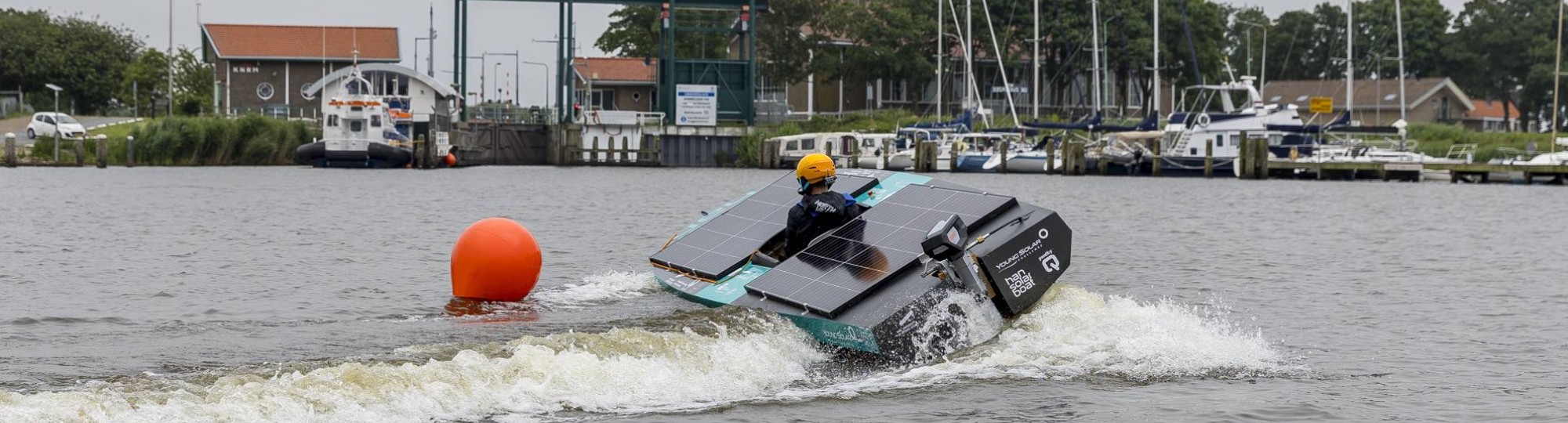Young Solar Boat in actie
