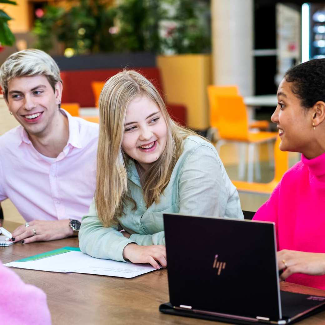 Logopedie studenten studeren samen logopedisten