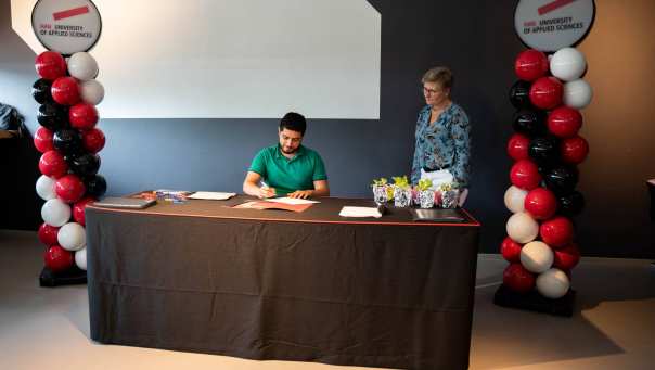 Layth Al Soliman ontvangt het certificaat van het voorbereidend traject Werken en Leren in de Energie, uitgereikt door Mieke de Vries.