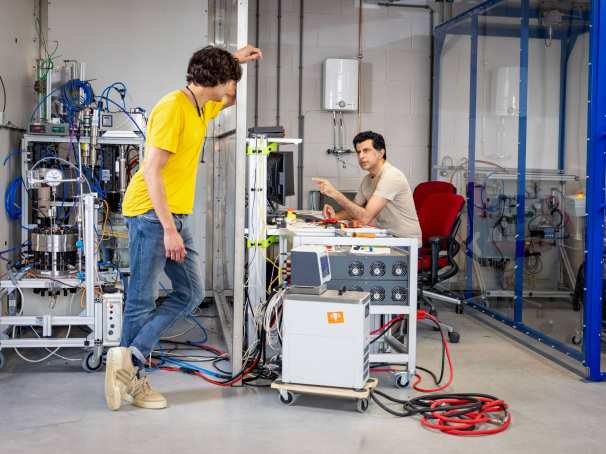 Studenten aan het werk op het Hydrogen lab bij HAN Connectr op het IPKW, samenwerken, waterstof