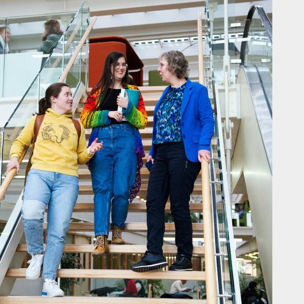 Foto Master Academie Educatie. 3 masterstudenten lopen de trap af terwijl ze praten op Kapittelweg 35, Nijmegen.
