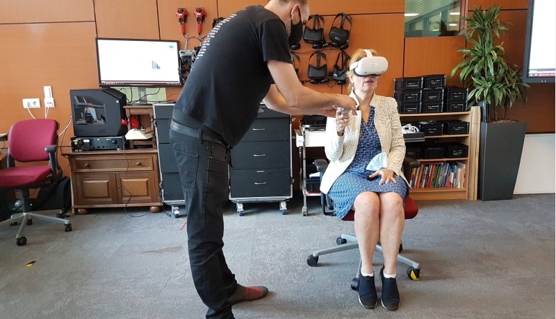 Bridget Kievits (CvB) met VR-bril bij academie gezondheid en vitaliteit