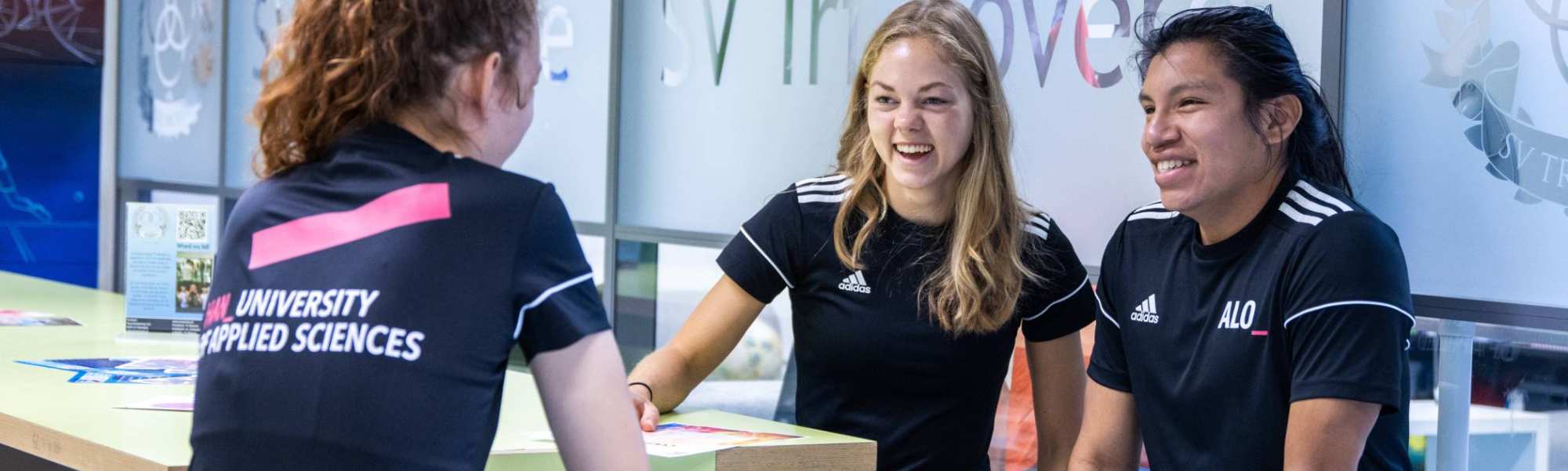 sportkunde en alo samen liggende foto studenten zitten samen bij trimovere carlijn esteban 2022