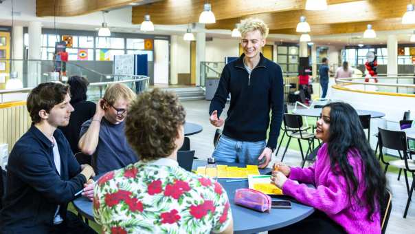 Studenten werken samen aan een opdracht