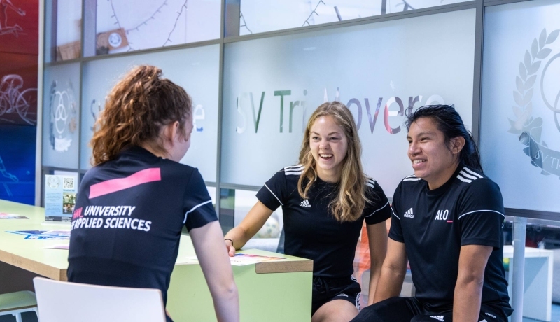 ALO-studenten zitten samen bij studievereniging Trimovere