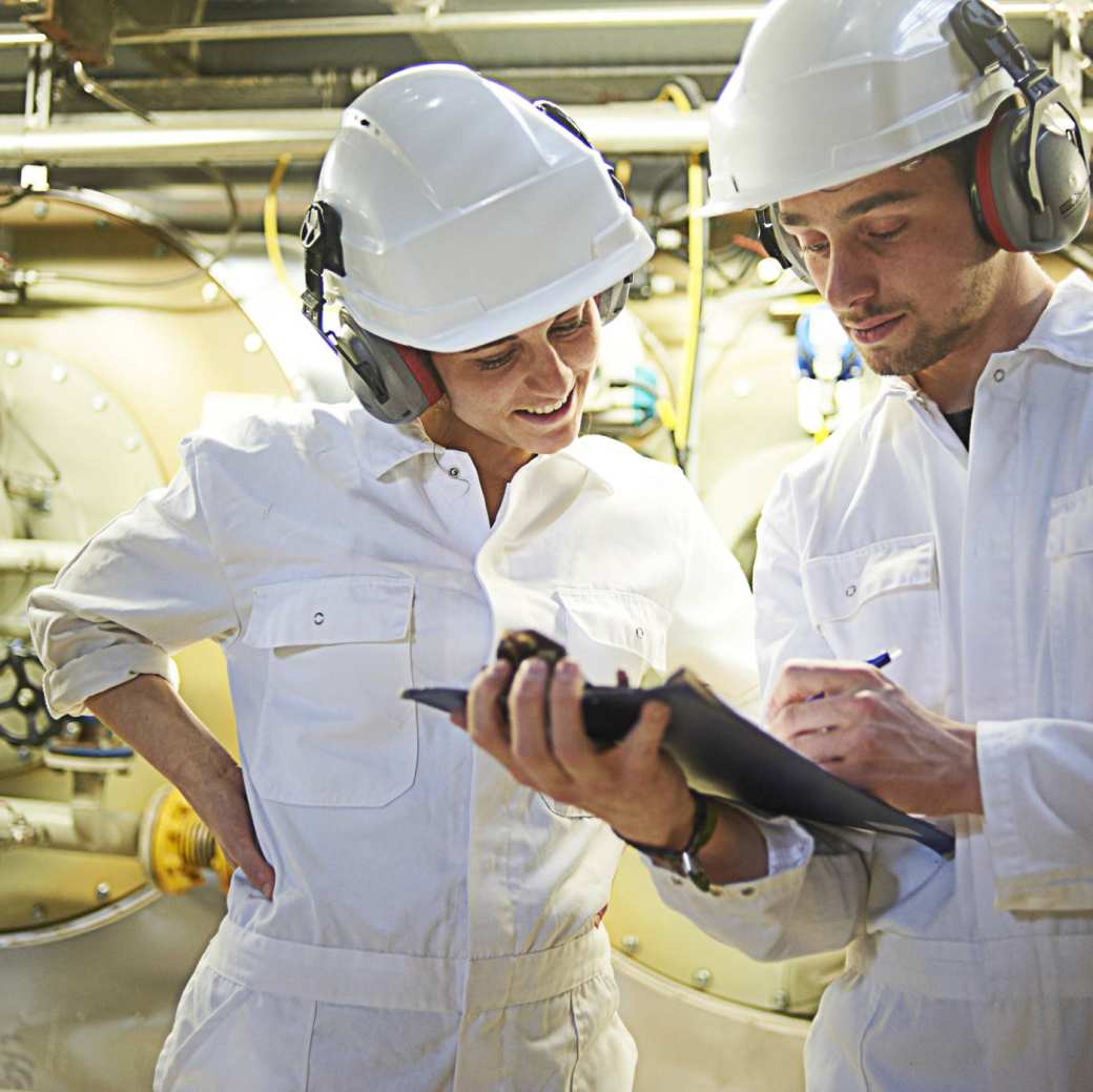 Rechtenvrije foto uit de Techniek Beeldbank van twee Technische Bedrijfskunde studenten. Academie Engineering en Automotive.