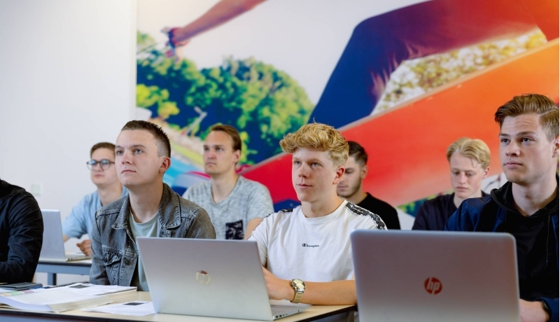 Groep Fnance & Control studenten die opletten tijdens les in Arnhem