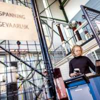 Elektrotechniekstudent Bianca in het hoogspanningslab van Qirion waar zij haar afstudeeropdracht uitvoerde.