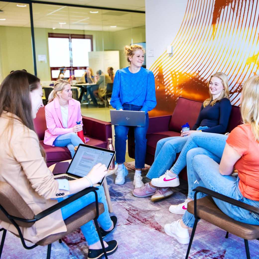 Groep Verpleegkunde studenten werken samen en lachen met elkaar