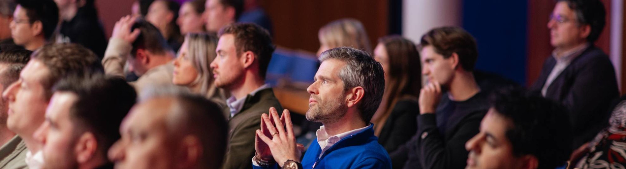 een beeld van een FuckUp Night: het publiek luistert aandachtig naar een spreker