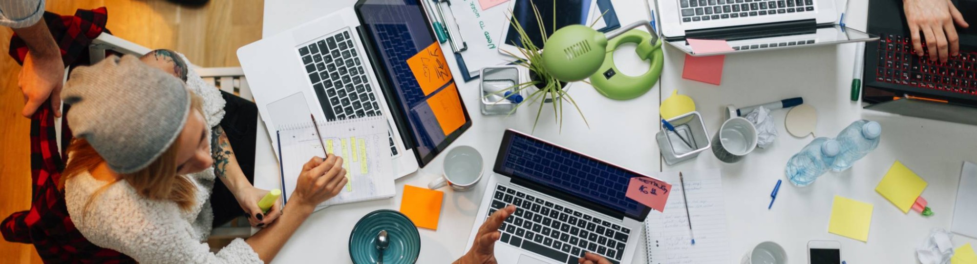 studiecluster, cluster communicatie, studenten studeren achter laptop met elkaar aan een tafel, 2021