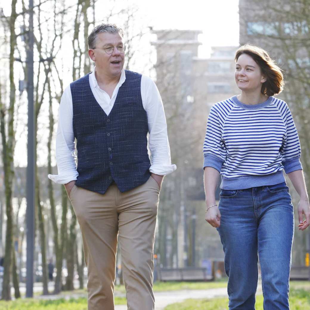 Docent en student van de master Human Capital Innovatie lopen over de campus