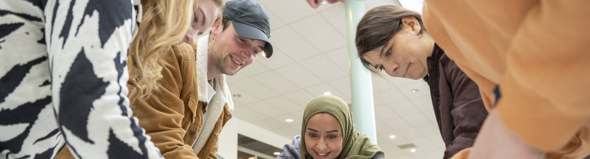 Studenten en docent spelen een stiftspel