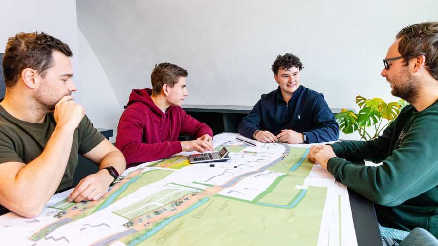 studenten zitten rond een tafel