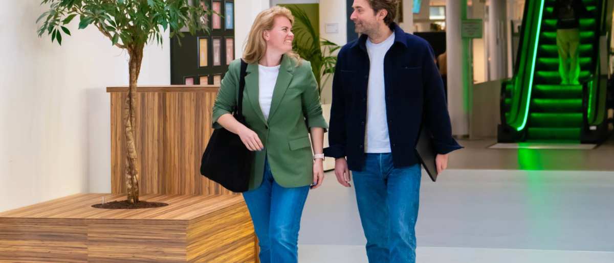 Deelnemers en docenten van de post-hbo opleiding Bedrijfskunde, in gesprek met elkaar op het plein voor Ruitenberglaan 31