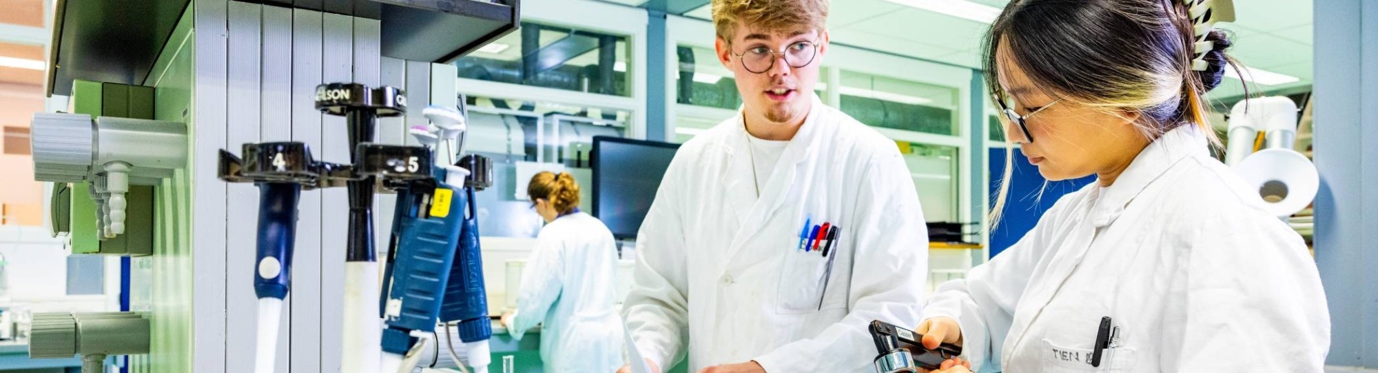 twee studenten werken samen in het chemielab