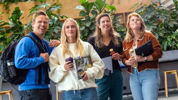 4 deeltijdstudenten lachen in de hal op Kapittelweg 33