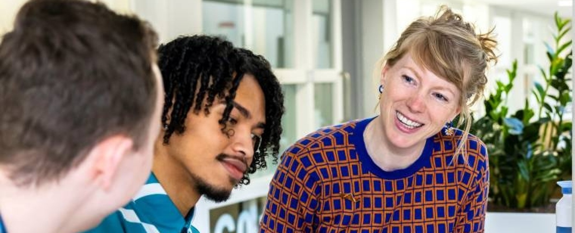 Studenten en docenten CMD bezig met postits in de C-vleugel
