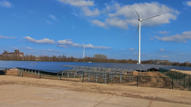 Windmolens en zonnepanelen Koningspleij