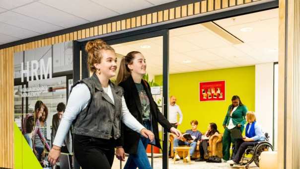 3 studenten van de opleiding human resource management (hrm) aan het werk in Nijmegen